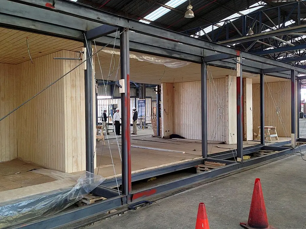 Дом-прототип был установлен на колоннах, установленных на месте, и расположен в районе с прекрасным видом. Все сантехнические и электрические объекты производятся на заводе и готовы к подключению после того, как дом установлен на месте.