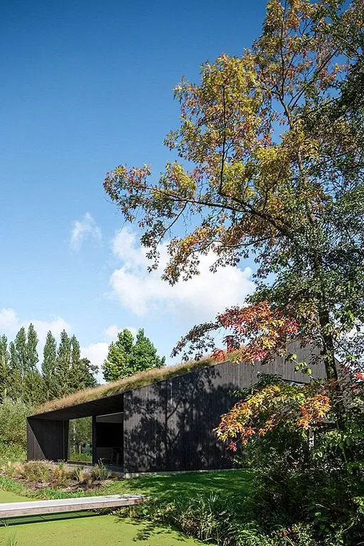 Общая форма и внешний дизайн дома предлагают сильную ссылку на сельские амбары. Однако смещенная крыша и скромная и минималистическая эстетика предлагают современный подход. Архитекторы сосредоточились на максимизации свободного места на участке, сохраняя интерьер в пределах, установленных правилами планирования. Вместо классической наклонной крыши они создали асимметричный дизайн, который позволяет дому вмещать два уровня с одной стороны и одноэтажный том - с другой.