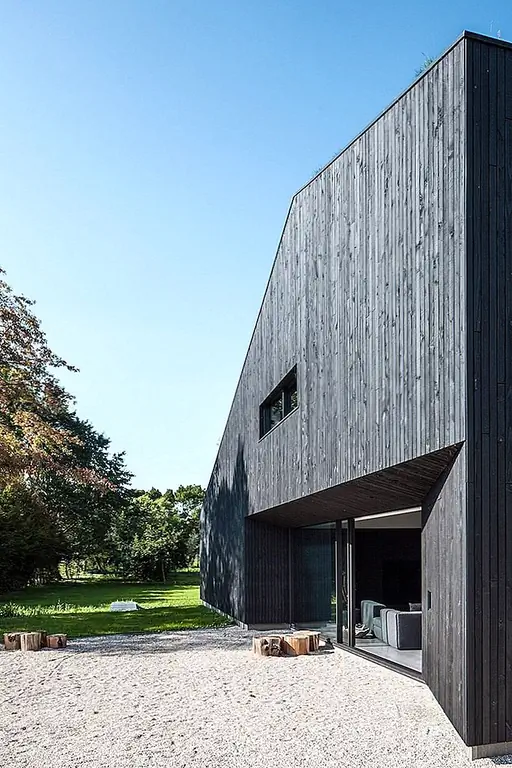 Нет балконов, террас или патио. Дом представляет собой единую компактную структуру, монолитную структуру, которая выделяется своим минимализмом a =, но которая также сочетается с ландшафтом благодаря своей зеленой крыше. Уникальная комбинация деревенских и современных элементов, а также минималистские и детализированные детали придают этому проекту много характера и помогают отличить его от всех соседних свойств.