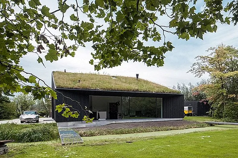 Монолитный дом переводит типичную сельскую архитектуру в современный минимализм