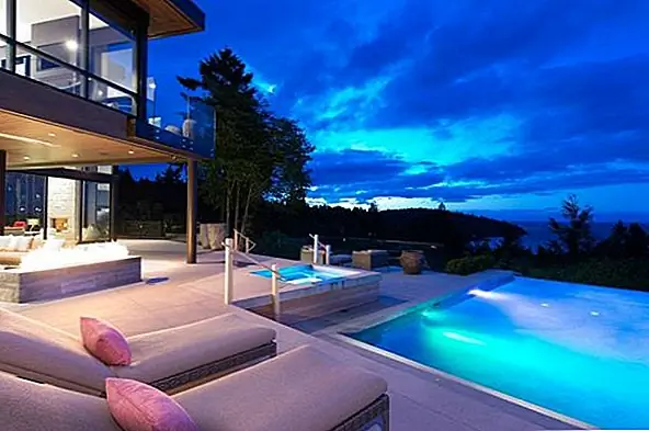 В отеле Burkehill Residence есть чистые и простые линии, острые углы и цветовая палитра на основе натуральных тонов и натуральных материалов. Результатом является удобное и сложное пространство, которое не кажется вообще претенциозным. Повседневная и непринужденная атмосфера управляет резиденцией, что делает ее очень привлекательной.