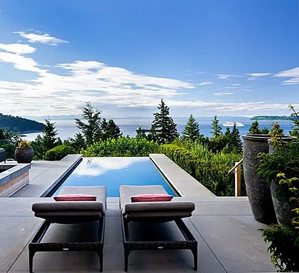 Взгляды - звезда дизайна, и они являются самыми впечатляющими, когда восхищаются внешними пространствами. В резиденции есть открытые камины, бассейн, сауна и удобная уличная мебель, из которых открывается наибольшая панорама.