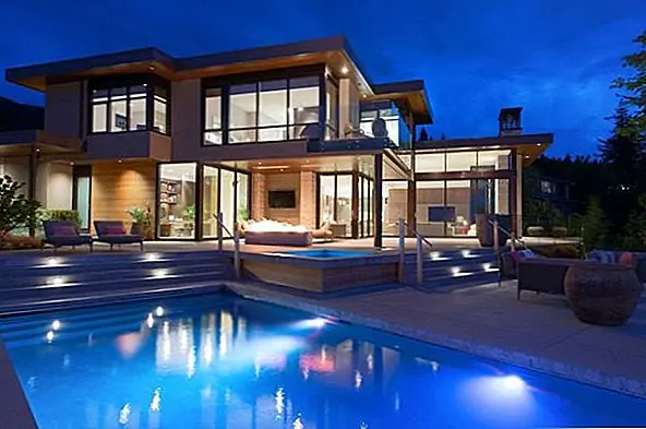 Многоуровневая современная резиденция с живописными видами Ванкувера