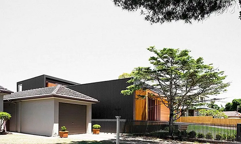 Расположенный между лагуной и пригородным улицей: Narabeen House