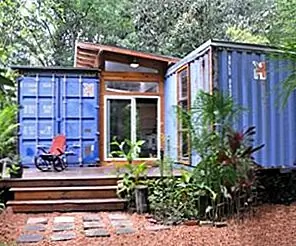 Экологичный дом, изготовленный из двух контейнерных контейнеров