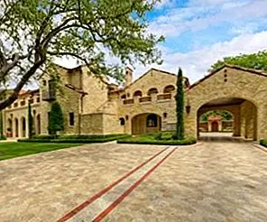 Средиземноморская архитектура, как видно на стенах дома и фасадах