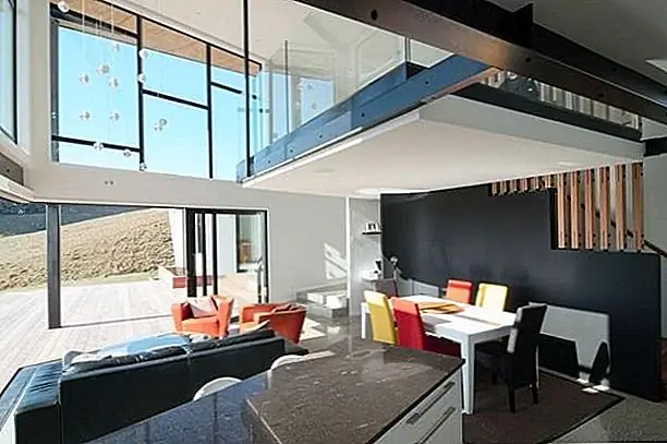 Черный дом в Новой Зеландии заполнен угловым светом