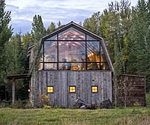 Старый Hay Barn превращен в современный гостевой дом, заполненный светом