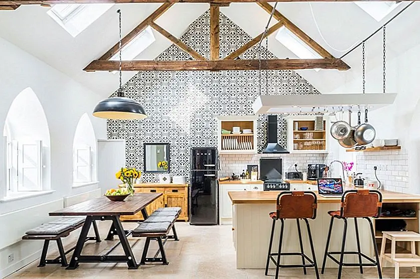 Старинная Каменная Церковь в Англии Получает Небесные Новые Интерьеры