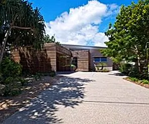 От существующего кирпичного дома 1990-х годов до современной пляжной резиденции