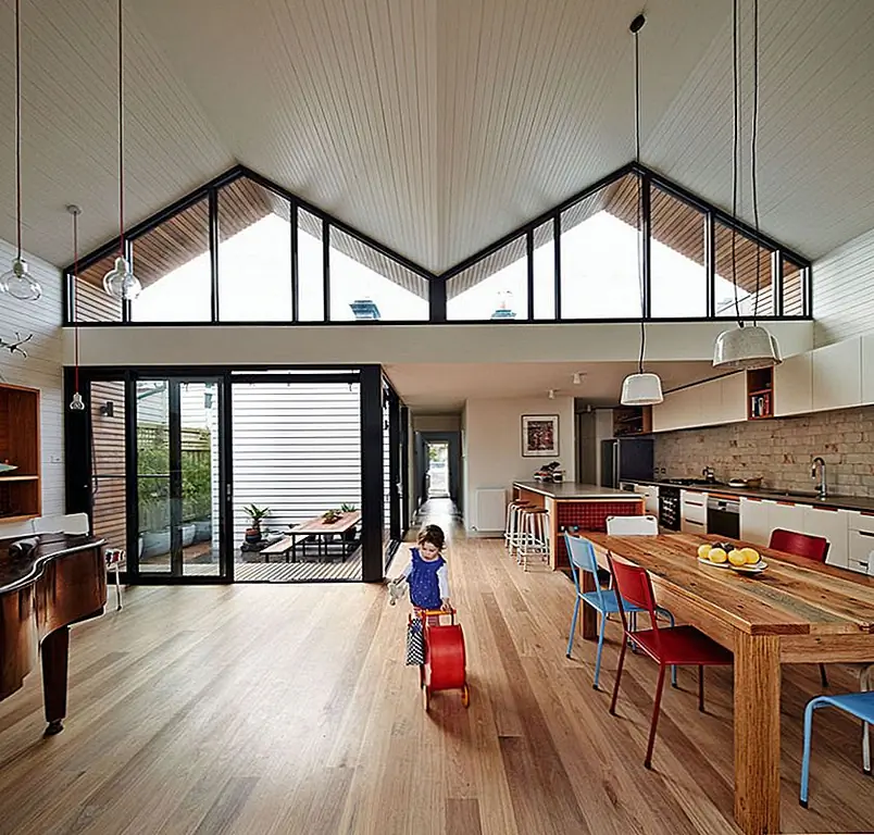 Выдающийся семейный домашний дизайн, скрывающийся в пригородах