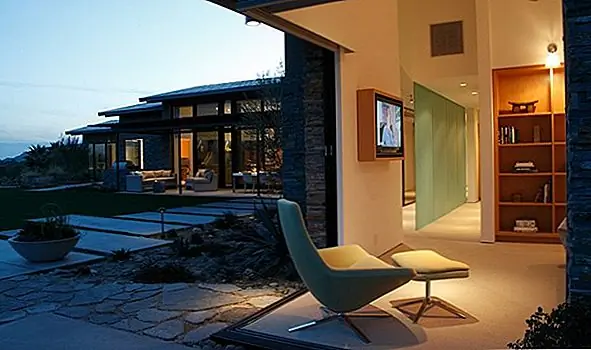 Кухня также очень функциональная, современная и простая. То же самое касается ванной. Спальня выглядит очень комфортно и расслабленно, и она имеет великолепный вид, который позволяет вам проснуться, любуясь прекрасным пейзажем и природой. В целом, это красивая и элегантная резиденция.