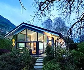 Отремонтированный дом с панорамными видами на горы и озеро