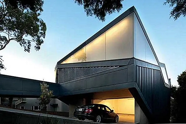 Пожарные правила крыши, возникающие в треугольной архитектуре