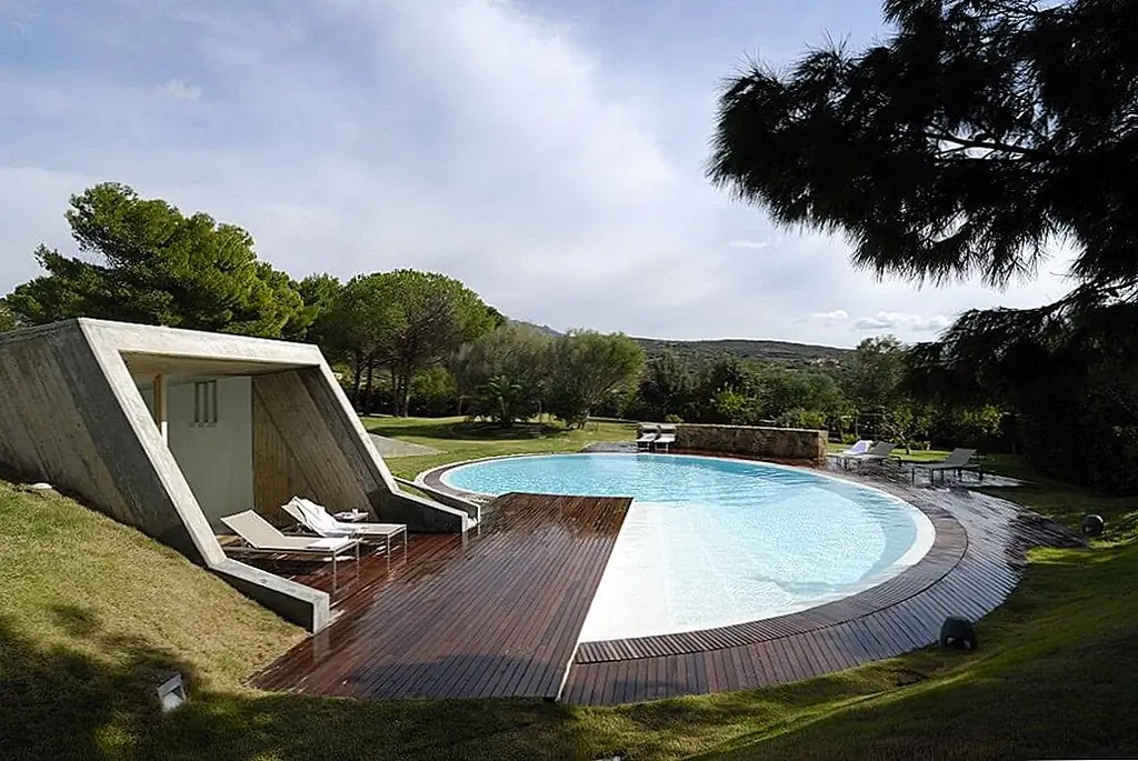 Провокационный современный земной дом в сердце Изумрудного побережья Сардинии