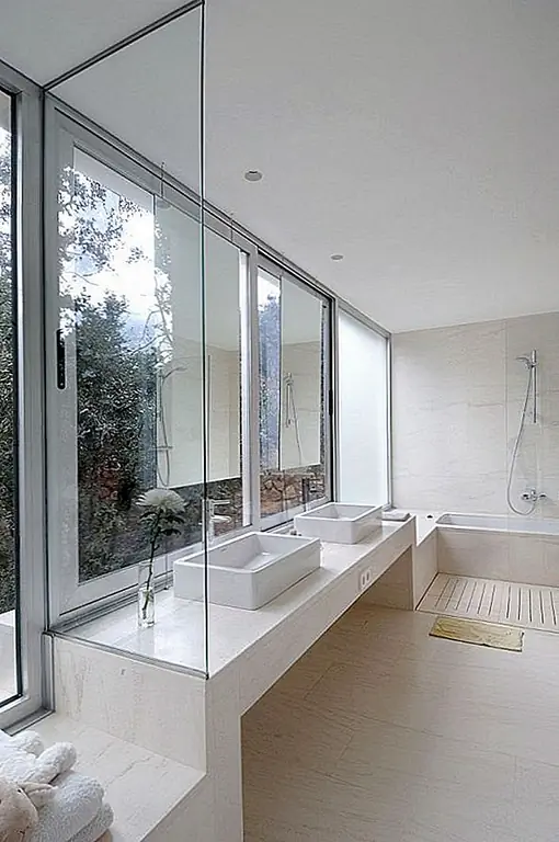 Точка пересечения является центром проживания. Это место, откуда вы можете получить доступ ко всем комнатам. На первом этаже есть прихожая и место встречи трех томов. На том же уровне есть гостиная, которая имеет прямой доступ к крыльцу и бассейну. В летнее время гости могут также поселиться в саду. На один метр выше находится кухня и столовая. Они также имеют доступ к крыльцу и двору. В верхней части первого этажа есть спальная зона, состоящая из двух комнат. На втором этаже находится офис и большая коллекция книг.