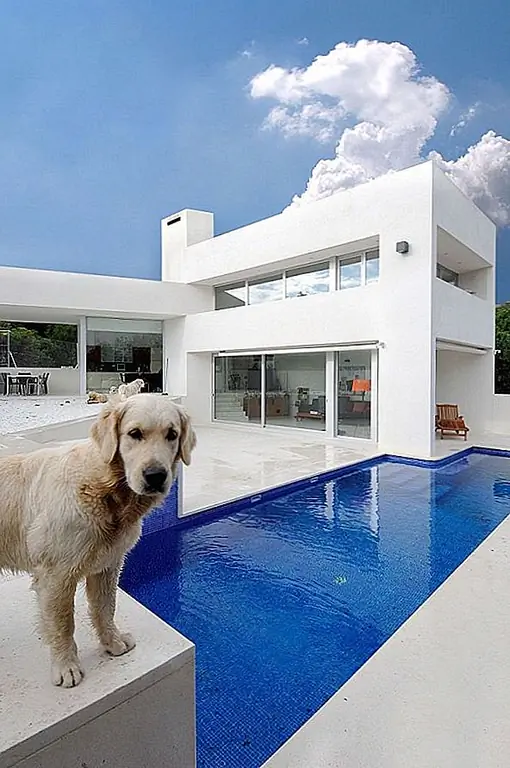 Чистый белый современный двухэтажный дом, расположенный в Вальдеморильо