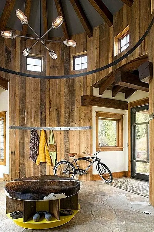 Он имеет каменные полы и стены, покрытые деревянными досками, которые держатся вместе с металлической обвязкой, а также открытые потолочные балки, которые объединяются в центре и образуют башню с квадратными окнами. Светильник, подвешенный в центре, напоминает колесо вагона.