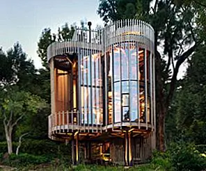 Современная резиденция из дерева, сделанная из четырех цилиндрических башен