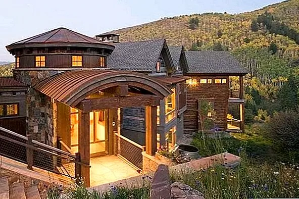 Недавно реконструированная резиденция Mountainside с цилиндрическим фойе