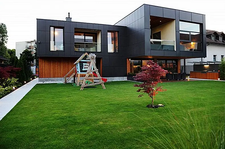 Интерьеры подчеркивают нейтральные цветовые тона в гармоничном современном декоре, мирно оживляемом деревянными полами и островами с деревянной мебелью. На первом этаже расположены гостиная, столовая и кухня, аккуратно соединенные в открытой обстановке. Этот раздел имеет легкий доступ к открытому пространству, для максимального расслабления. Его главная спальня, создающая монохромный дизайн, дополненный большими окнами, заливается живописным видом снаружи. Одна из самых интересных областей дома - это особое место рядом с стеклянным окном, где можно легко увидеть зеленый двор и прекрасный внутренний дворик другого здания.