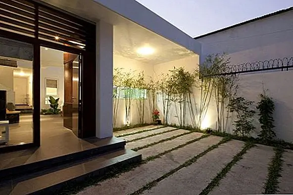 Внутренняя структура очень функционально разработана. Это также элемент, очень распространенный для современных домов, таких как этот. У клиента не было большого бюджета для этого проекта, но архитекторам удалось превратить все в свою пользу. Результатом стал этот прекрасный семейный дом с современным и стильным интерьером. {Найден на архиепископии и фото от Nam Bui}.