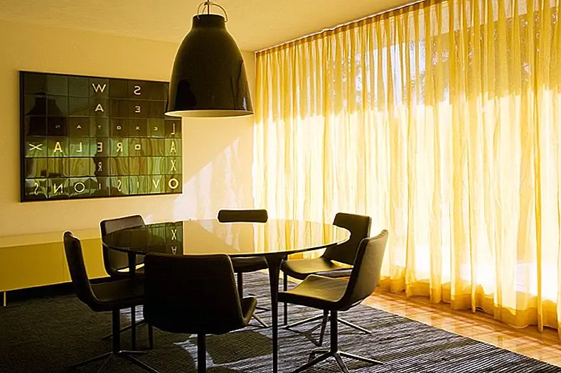 Но давайте также более подробно рассмотрим дом и его дизайн. Резиденция очень просторная. Он спроектирован со вкусом и вкусом, и все внутри прекрасно сочетается с стилем. Современный вид, выбранный для интерьера, также находит отражение в том, как выглядит внешняя терраса и окрестности. Дизайн прост, яркий и привлекательный. Полированные деревянные детали на стенах и все прекрасные аксессуары, используемые во всем пространстве, придают резиденции неповторимый шарм.