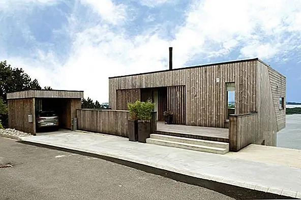 Воскресший норвежский дом Нортфайд с видом на фьорд