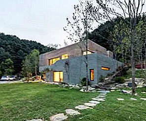 Спокойный дом, пойманный между рекой и горой