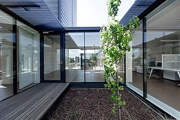 В общей сложности 4 двора. Весь проект был завершен с использованием контейнеров 20 футов и 40 футов. Контейнеры были расположены таким образом, что они образуют полный прямоугольник с 4 внутренними внутренними дворами. Концы контейнеров были заменены полностью остеклением.