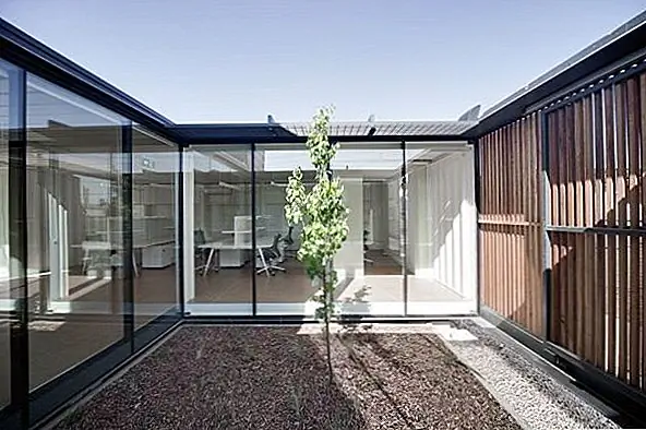 Потолок изолирован и имеет мембранную крышу. Концы контейнеров также были повторно использованы для создания изолированных панелей. Дизайн интерьера прост и современен с индустриальным талантом. Здание расположено в промышленной зоне, поэтому дизайн идеально подходит. Внутренние сады и дворы создают спокойную обстановку, защищенную закрытым дизайном. Было очень разумно проектировать здание таким образом. {Изображения Бен Хоскинга и найдены в архиве}.