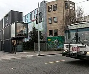 Магазин одежды Aether San Francisco - трехуровневое здание из контейнеров для транспортировки