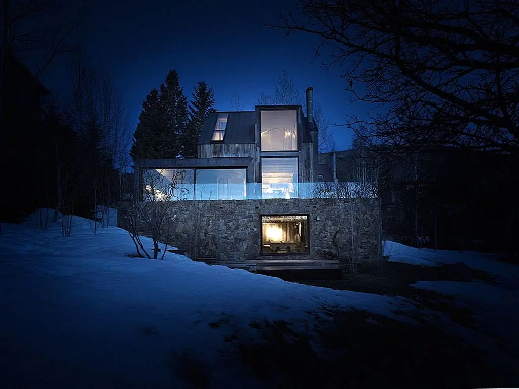 Шале является одним из первых домов, которые были построены в этом районе. Недавно он был отремонтирован Oppenheim Architecture + Design. Это была полная трансформация, основной задачей команды было минимизировать воздействие на окружающую среду на окружающую среду.