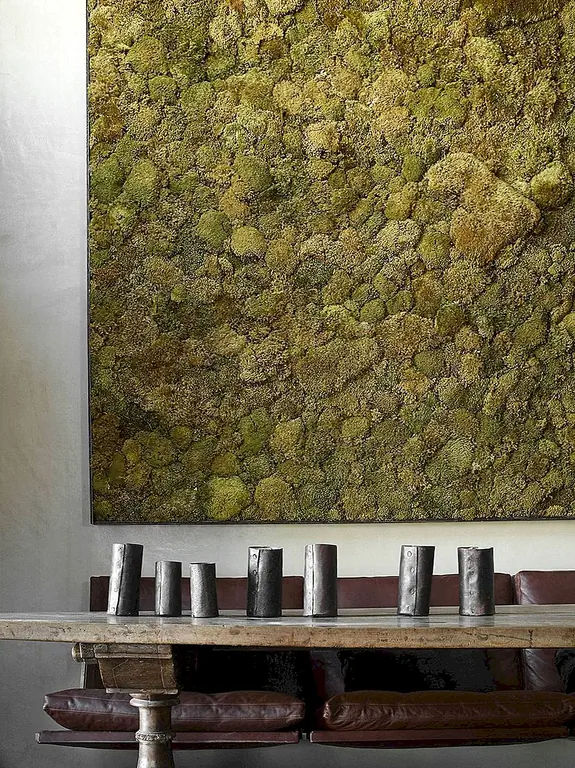 Кроме того, освещение было стратегически разработано, чтобы добавить драму в декор и подчеркнуть некоторые ключевые особенности, скрывая других.