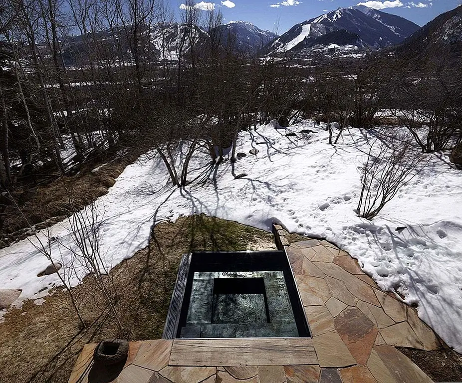 Деревенское шале было преобразовано в соответствии с современным стилем жизни, не теряя своего первоначального характера и очарования. Здание облицовано местным деревом, камнем и сталью, простым сочетанием, которое позволяет сохранить некоторые из его оригинальных атрибутов, а также получить новый облик.