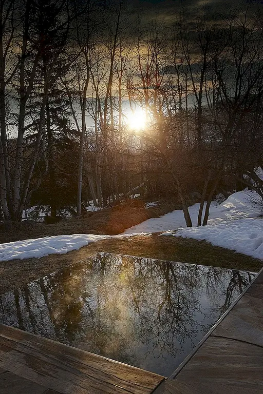 Эта комбинация материалов также была выбрана потому, что она позволяет дому легко объединиться с окружающей средой и разделить прочную связь с лесом и горами. Новый дизайн также устойчив. Солнечные панели были установлены для того, чтобы заботиться о потребностях в шале.