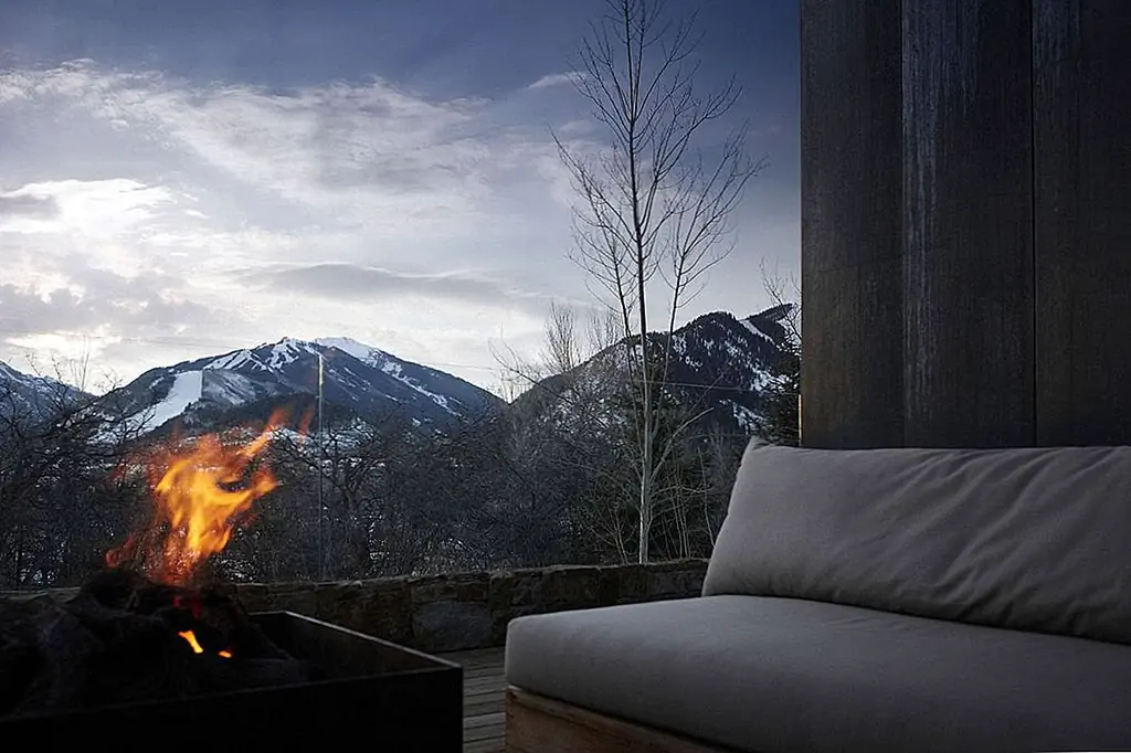 Один из признаков, указывающих на то, что в обновлении представлен современный дизайн, присутствуют несколько огромных изолированных стеклянных панелей. Они являются работоспособными, и их роль заключается в установлении прочной связи между внутренним и внешним пространством, простым и стильным образом соединяющим крытый и открытый.