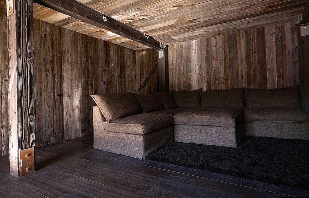 Фактически, декор довольно уютный и неясный. Это связано с выбранной цветовой палитрой на основе темных оттенков, таких как серый, темно-коричневый и зеленый. Еще раз, это деталь, предназначенная для лучшего соединения дома с его окрестностями.