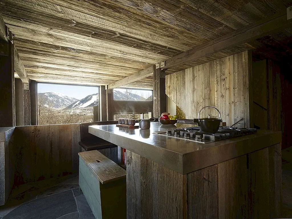 Акцентные особенности, такие как дровяной камин или стены из дерева, предназначены для того, чтобы добавить тепло к декору, создав очень удобную и интимную атмосферу. Это чувство еще больше подчеркивается низкими потолками, наиболее очевидными для кухни.