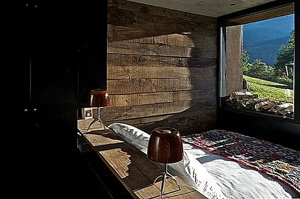 Только представьте себе, каково это было бы жить этим домом, оставаться в постели и смотреть звезды и вид, окруженный только дикой природой, но чувствующий себя в безопасности также потому, что дом сделан профессионалами и обеспечивает лучшую безопасность из-за промышленной стали, используемой для построив его.