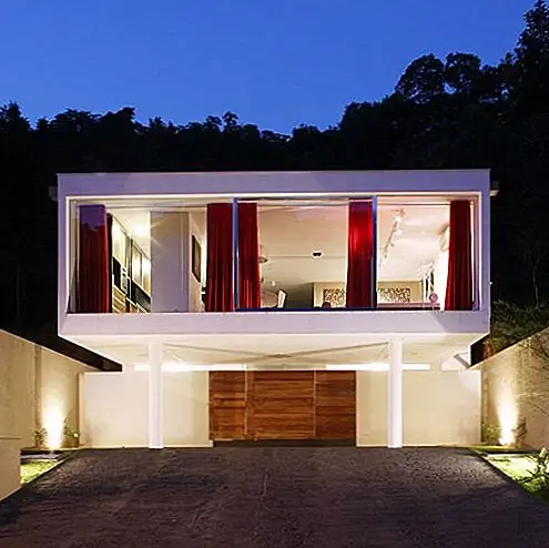 Приятно, как все материалы и узоры работают вместе и образуют полный и уравновешенный образ. И все разные цвета также работают вместе, чтобы сформировать дополнительные и красочные изображения. Это красивый дизайн, современный и элегантный, а также стильный. Мне нравятся стеклянные стены. Они очень приятные детали, позволяющие вам полюбоваться внешними видами, но вы также можете иметь конфиденциальность, когда захотите.