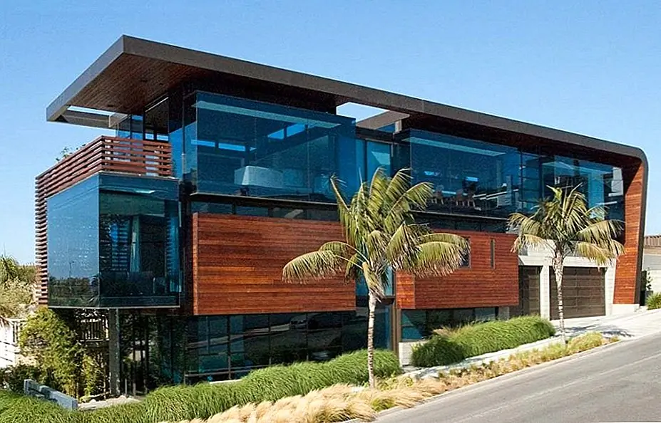 Скульптурная смесь дерева и стекла: резиденция Эттли в Калифорнии