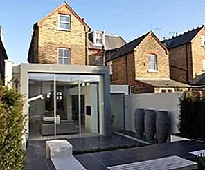 Продолжение в эдвардианском двухквартирном доме с современным задним двором