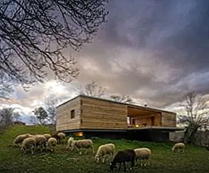 Современный луговой убежище в Испании с видом на горы