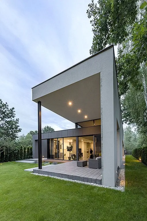 Дом в целом представляет собой полутораэтажную структуру, а половина уровня - мезонин, который также является частью одного из томов. Этот дом с одной семьей состоит из двух зон, каждый из которых имеет собственную высоту. В результате, крыша имеет разную высоту, разделяя ее по длине. Внутренние пространства организованы в два блока, каждый со своими характеристиками и особенностями дизайна.