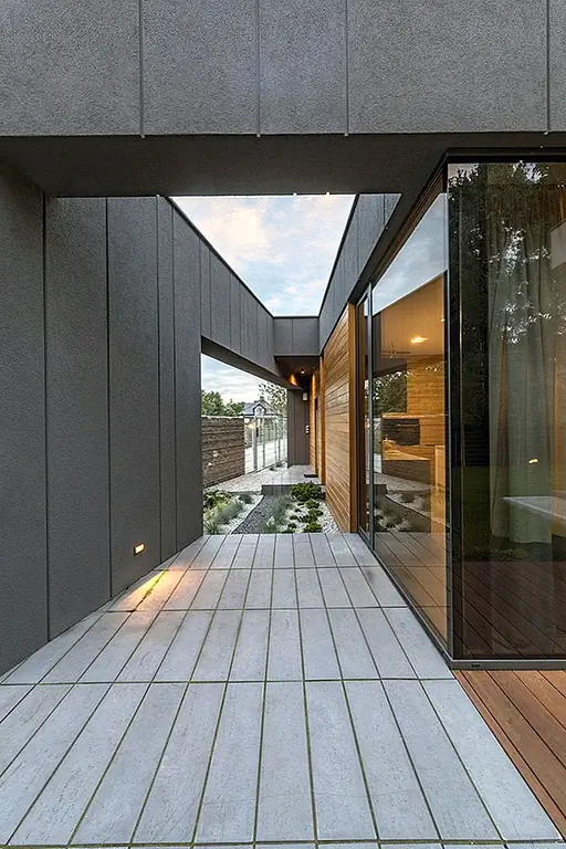 Северный блок имеет высоту 4,6 метра и состоит из гостиной и трех спален. Спальни имеют более низкие потолки и также могут быть добавлены комнаты для мезонинных помещений. Крыша также охватывает террасу, ориентированную на восток. Южный блок включает кухню, ванную комнату, прачечную и гостевую комнату. Он имеет длинные и узкие окна, предназначенные для обеспечения конфиденциальности с дороги. Отдельная частная стена блокирует вид на улицу и укрывает небольшую вторую террасу рядом с кухней.