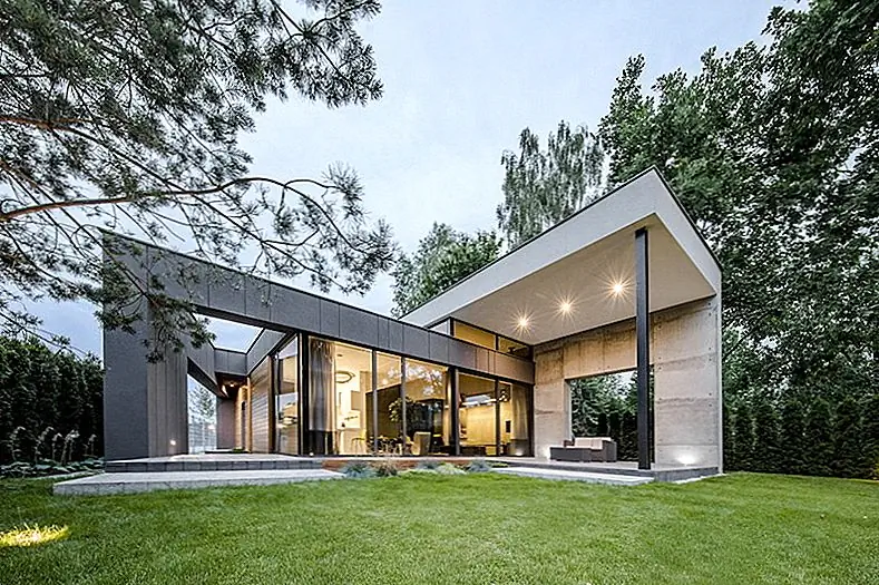 Маленький семейный дом с крышей, которая разделяется на две секции