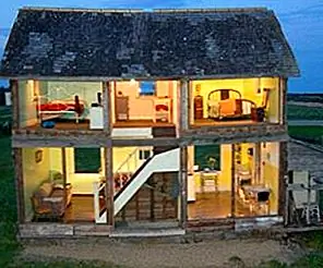 Заброшенный дом превратился в кукольный домик