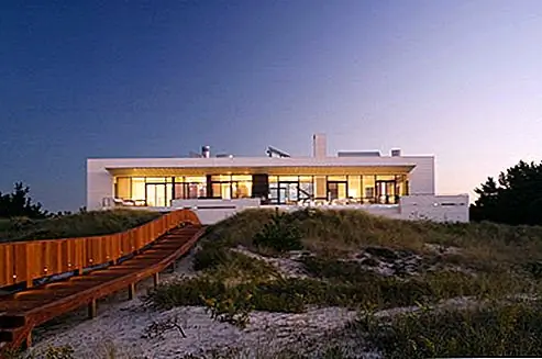 Например, Southampton Beach House занимает одно из 10 новых домов в Hamptons, Curbed. Дом на пляже был дружелюбным к семье, спроектированным и созданным с учетом концепции развлечений. Летний домик площадью 12 000 квадратных футов в Ист-Энде Хэмптонса в полной мере использует его расположение между заливом и океаном, откуда открывается вид на оба.