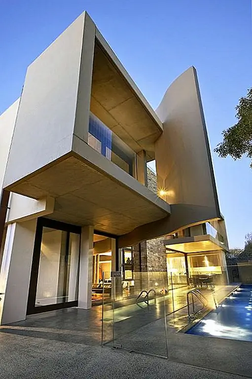 Интерьер резиденции роскошный и элегантный. Цветовая палитра не очень разнообразна, но у дизайнера очень хороший способ играть с тенью и разными тонами или подобными цветами. В целом, весь интерьер чувствует себя очень приветливым. Номера оформлены с использованием простой и современной мебели. Номера отличаются своим минимализмом и шикарным декором. Переход между пространствами является гладким и бесшовным. Это обеспечивает гармоничный внешний вид и атмосферу.